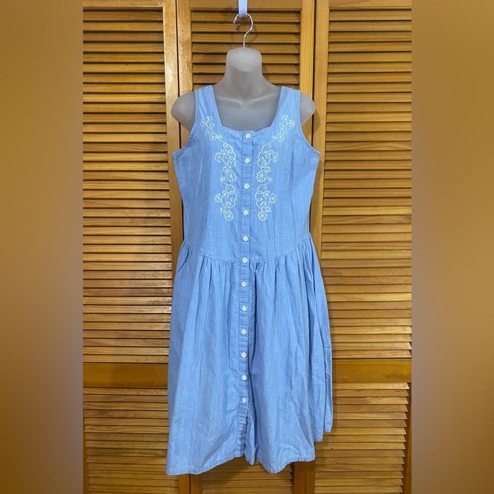 Vintage Carolina Colours: Pretty, blue dress with white detailing